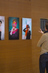 action culturelle, artistique, arts plastiques, auditorium dijon, autoportrait, coiffe, costume, détenue, féminité, femme, identité, julia morlot, maison d'arrêt, maison d'arrêt de dijon, marion bidaud, masque, opéra de dijon, ornement, portrait, prison,