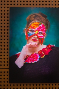 action culturelle, artistique, arts plastiques, auditorium dijon, autoportrait, coiffe, costume, détenue, féminité, femme, identité, julia morlot, maison d'arrêt, maison d'arrêt de dijon, marion bidaud, masque, opéra de dijon, ornement, portrait, prison,